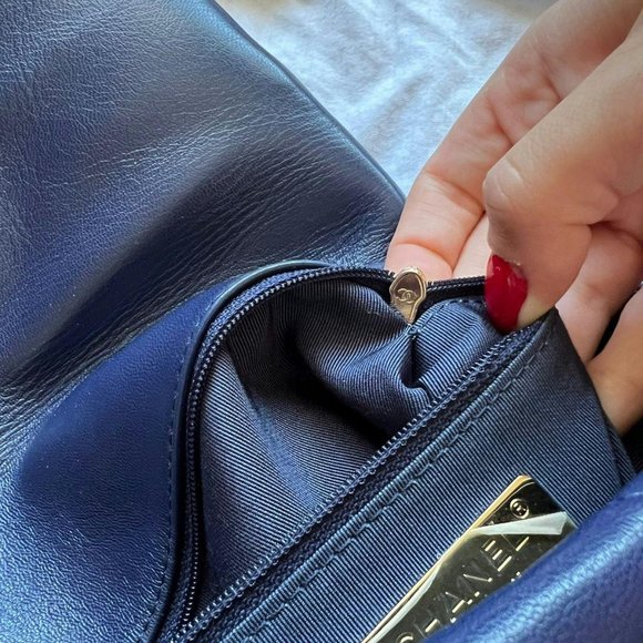 Chanel 19 small lambskin bag - Picture 5 of 8